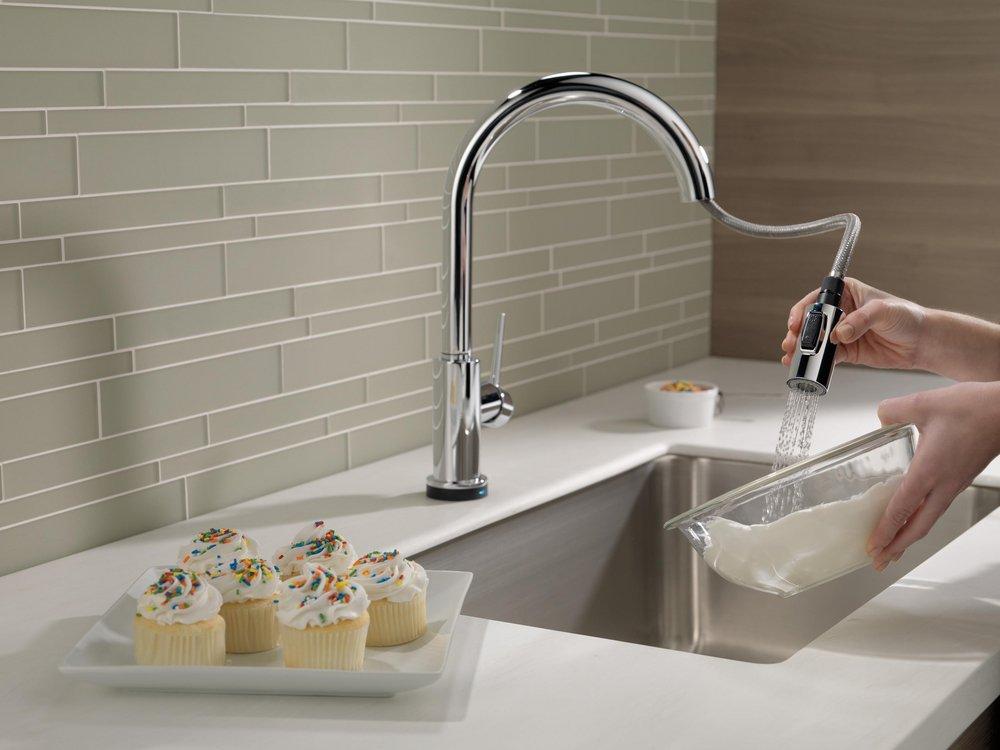 Delta Faucet Chrome Single Handle Pull Down Voice and Touch Activated Kitchen Faucet 