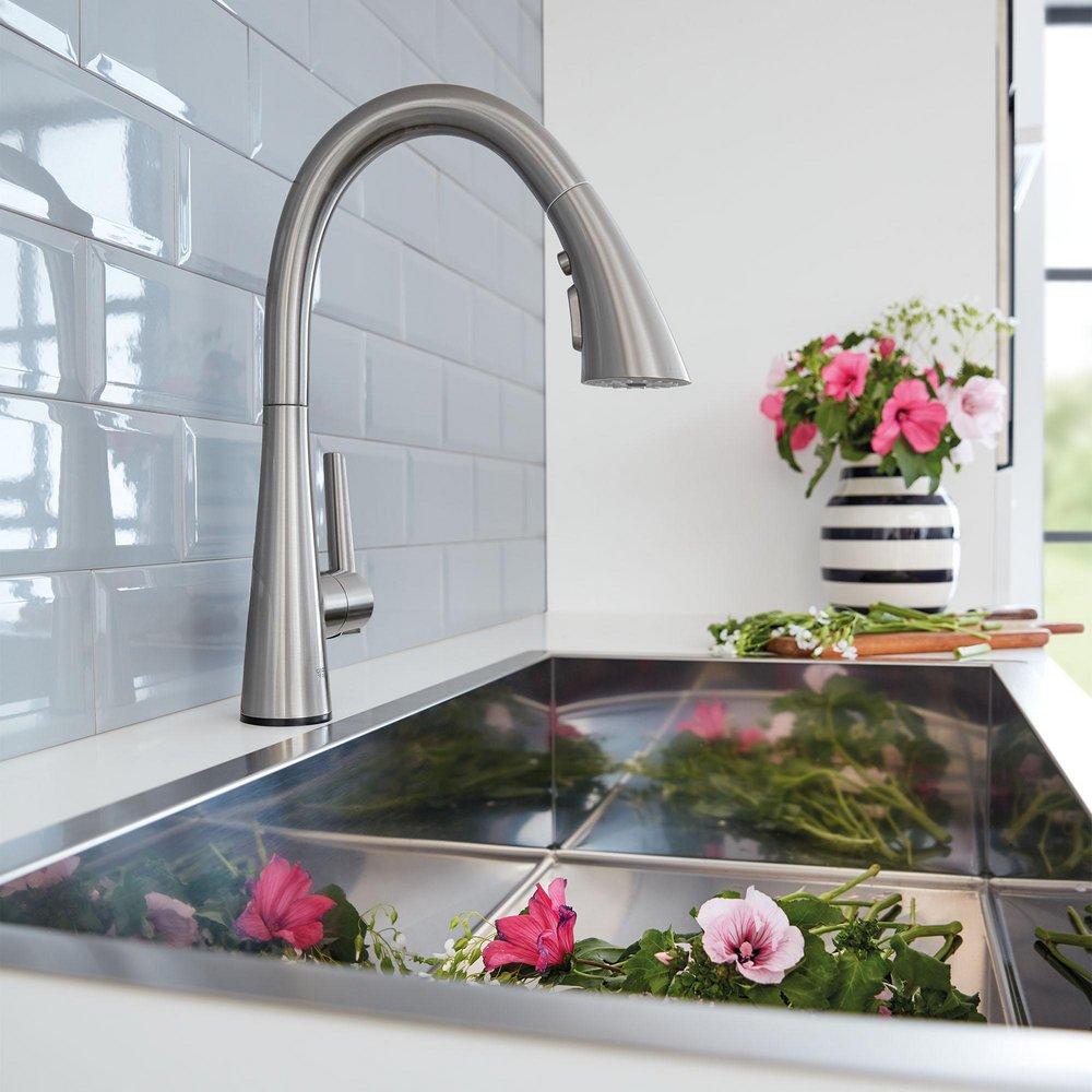 GROHE SuperSteel Infinity Single Handle Pull Out Kitchen Faucet 