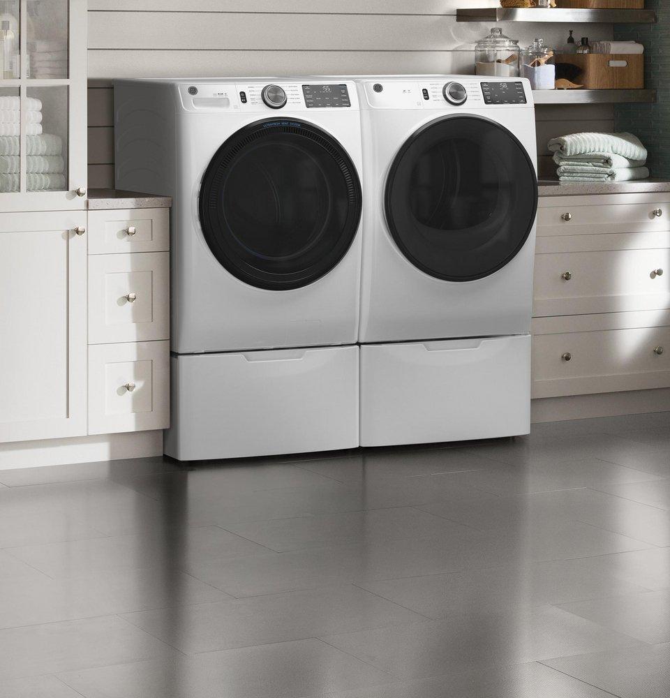 GE&reg; White 28 in. 7.8 cu. ft. Electric Dryer 