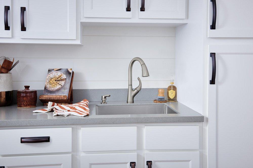 Peerless&reg; Brilliance Stainless Single Handle Pull Down Kitchen Faucet 