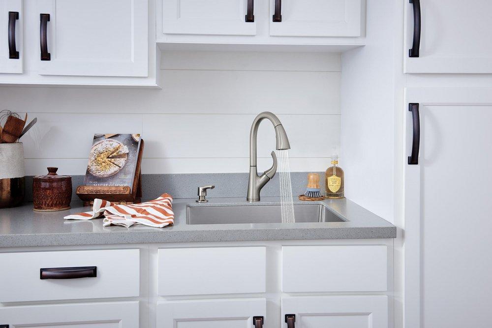 Peerless&reg; Brilliance&reg; Stainless Single Handle Pull Down Kitchen Faucet 