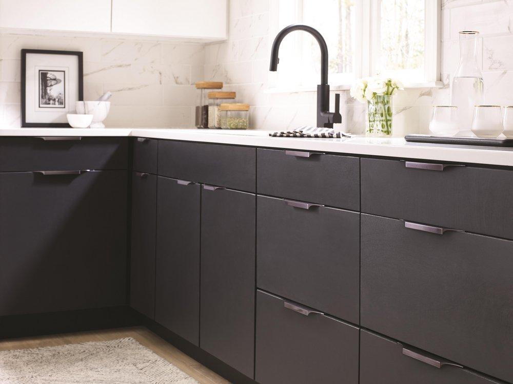 EXTENT 6-9/16 IN (167 MM) CENTER-TO-CENTER BLACK CHROME CABINET EDGE PULL 