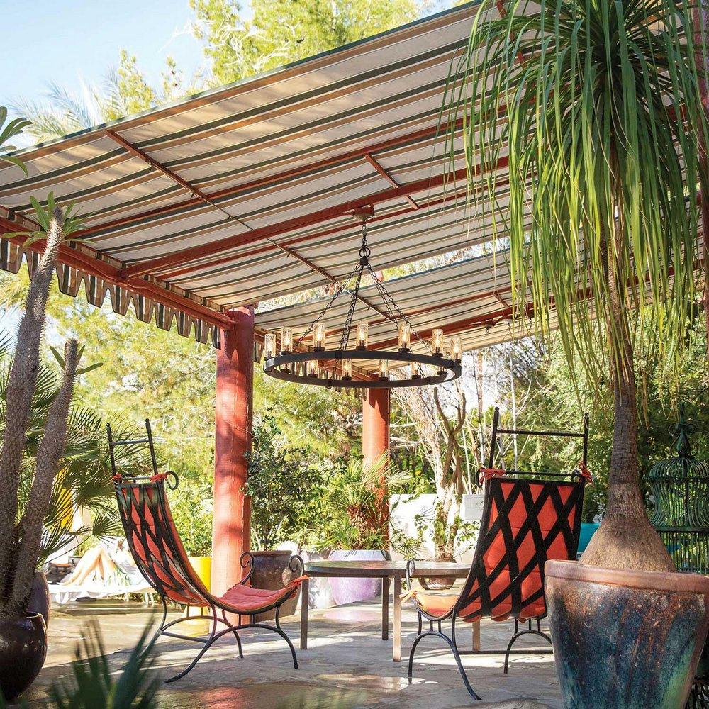 Hinkley Sequoia 60W 12-Light Candelabra E-12 LED Outdoor Chandelier 