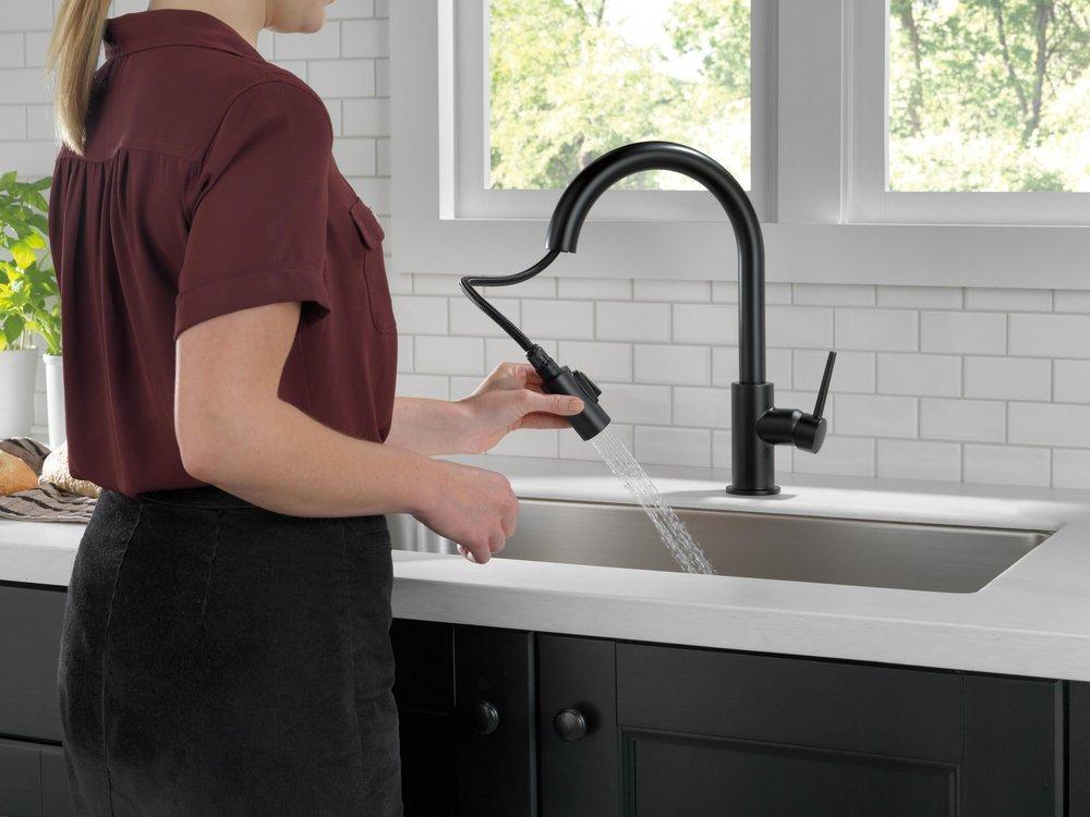 Delta Faucet Matte Black Single Handle Pull Down Kitchen Faucet 