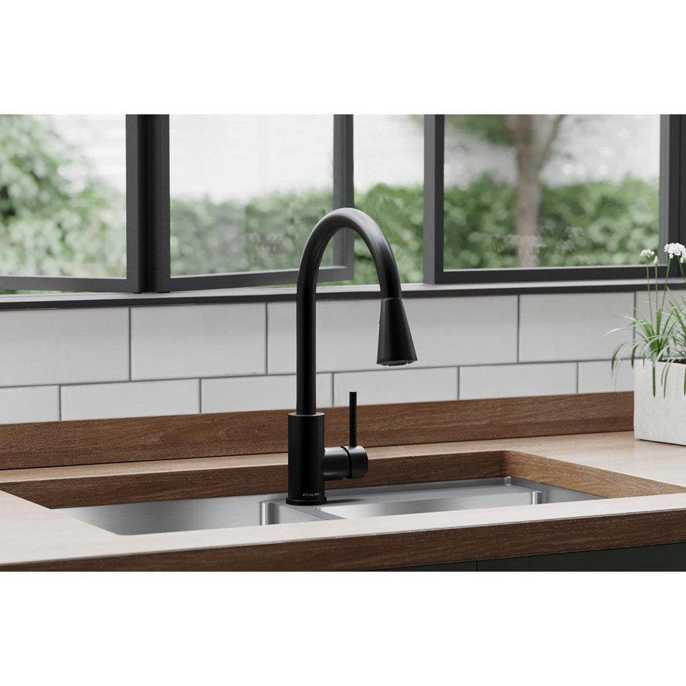 Single Handle Pull Down Kitchen Faucet in Matte Black 