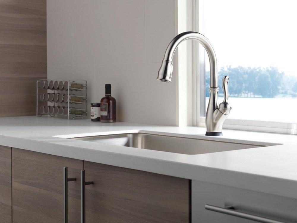 Delta Faucet SpotShield&reg; Stainless Single Handle Pull Down Kitchen Faucet 