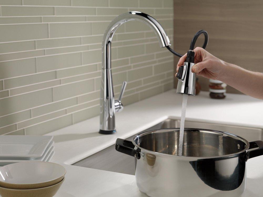 Delta Faucet Chrome Single Handle Pull Down Touch and Voice Activated Kitchen Faucet 
