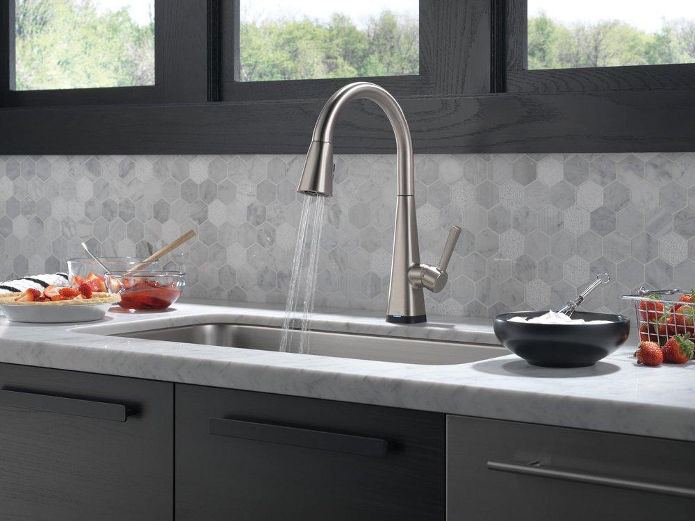 DELTA LENTA: SINGLE-HANDLE PULL-DOWN KITCHEN FAUCET WITH TOUCH2O TECHNOLOGY 