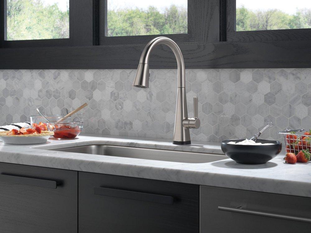 DELTA LENTA: SINGLE-HANDLE PULL-DOWN KITCHEN FAUCET WITH TOUCH2O TECHNOLOGY 