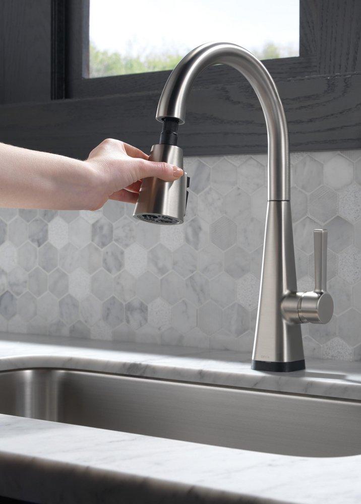 DELTA LENTA: SINGLE-HANDLE PULL-DOWN KITCHEN FAUCET WITH TOUCH2O TECHNOLOGY 