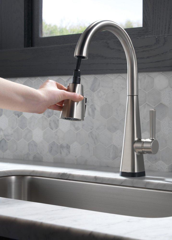 DELTA LENTA: SINGLE-HANDLE PULL-DOWN KITCHEN FAUCET WITH TOUCH2O TECHNOLOGY 