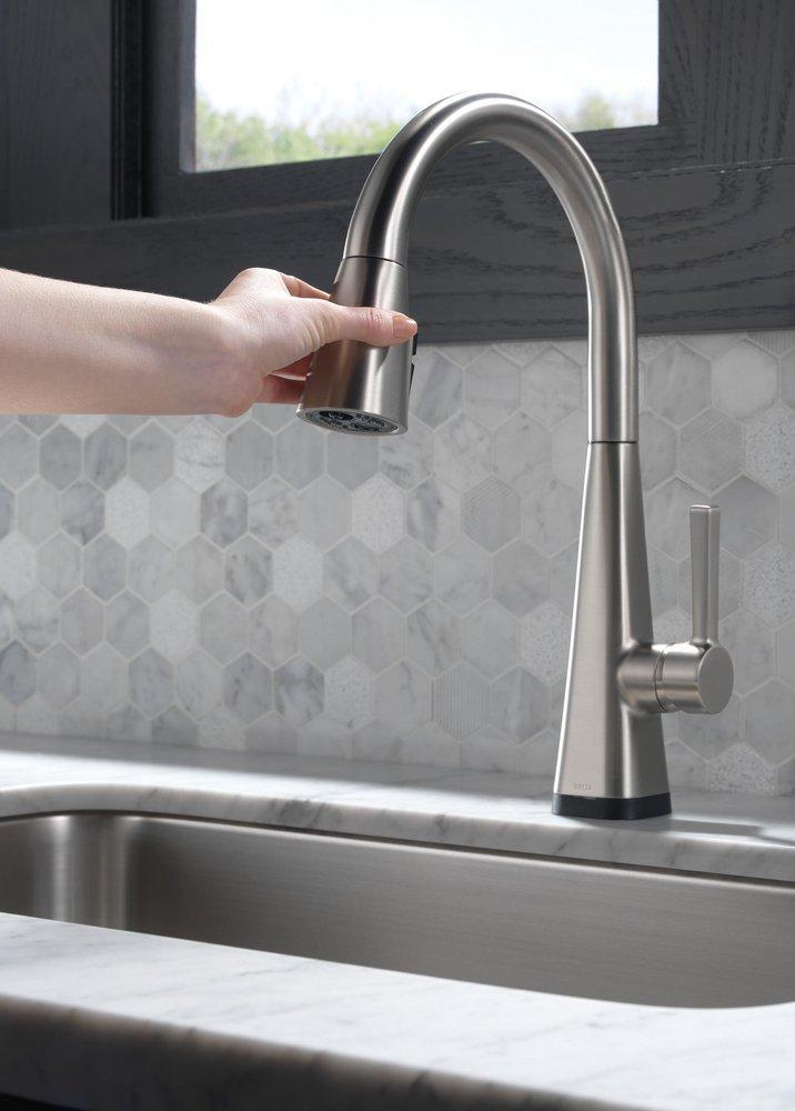 DELTA LENTA: SINGLE-HANDLE PULL-DOWN KITCHEN FAUCET WITH TOUCH2O TECHNOLOGY 