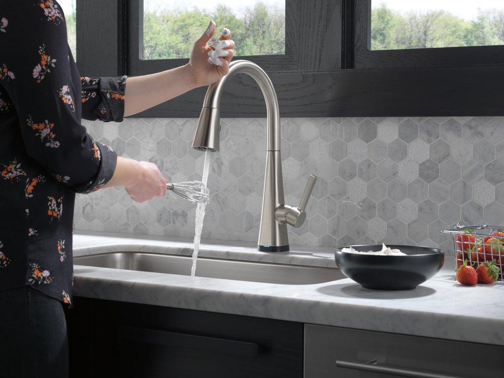 DELTA LENTA: SINGLE-HANDLE PULL-DOWN KITCHEN FAUCET WITH TOUCH2O TECHNOLOGY 