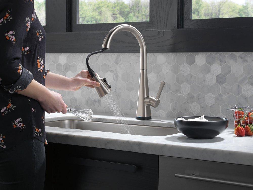DELTA LENTA: SINGLE-HANDLE PULL-DOWN KITCHEN FAUCET WITH TOUCH2O TECHNOLOGY 
