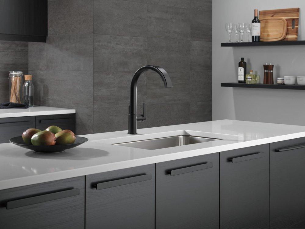 Single Handle Pull Down Kitchen Faucet in Matte Black 