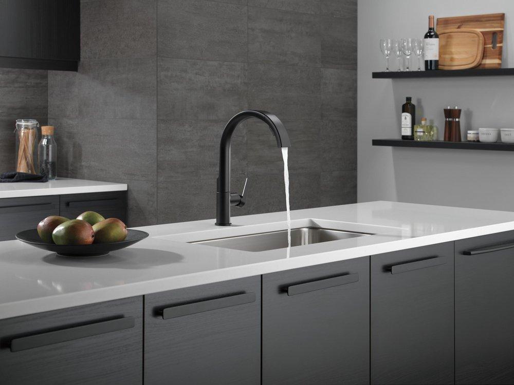 Single Handle Pull Down Kitchen Faucet in Matte Black 