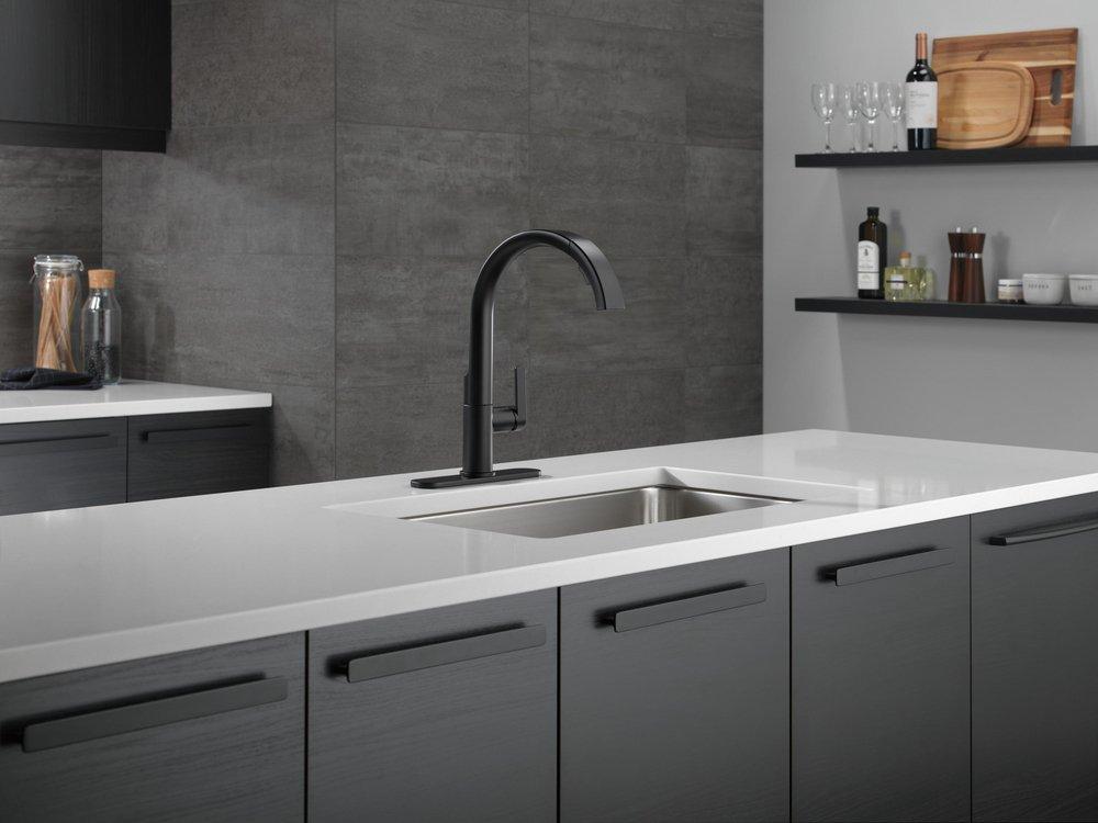 Single Handle Pull Down Kitchen Faucet in Matte Black 