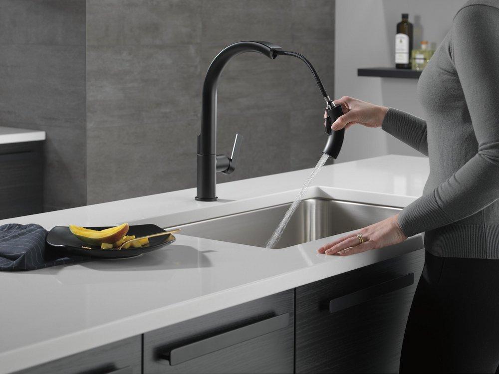 Single Handle Pull Down Kitchen Faucet in Matte Black 