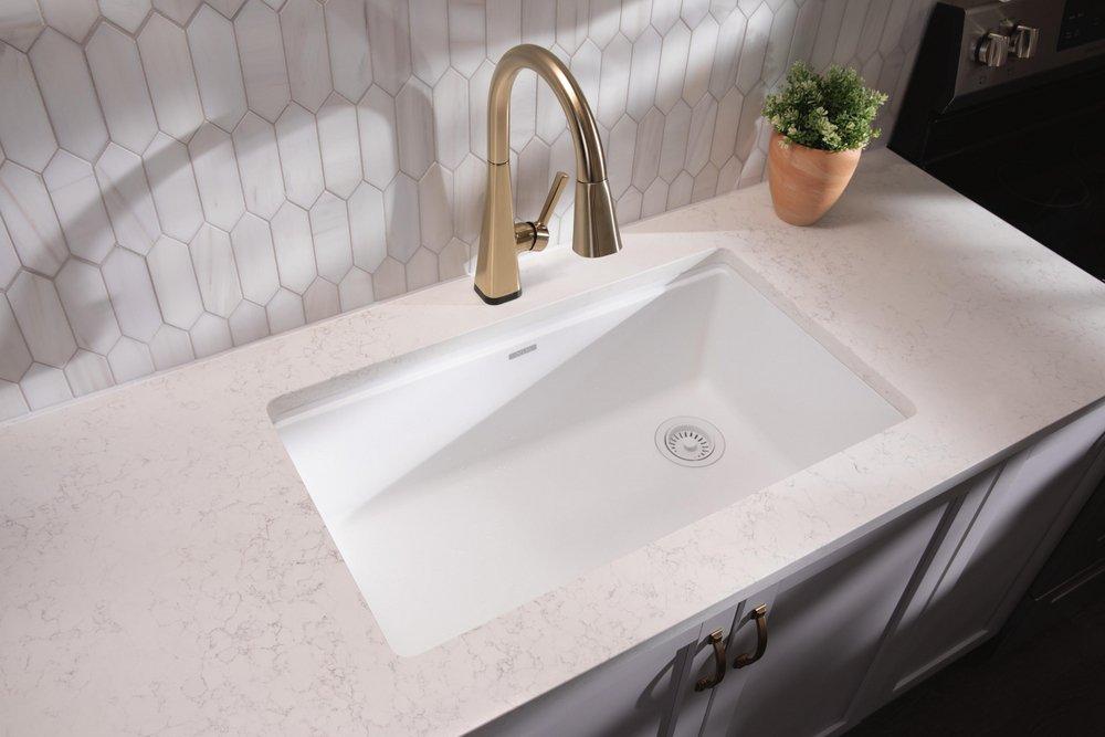 DELTA LENTA: SINGLE-HANDLE PULL-DOWN KITCHEN FAUCET WITH TOUCH2O TECHNOLOGY 