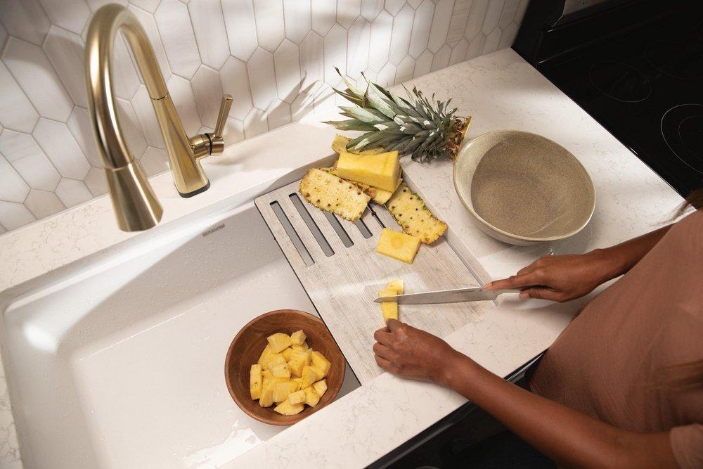 DELTA LENTA: SINGLE-HANDLE PULL-DOWN KITCHEN FAUCET WITH TOUCH2O TECHNOLOGY 