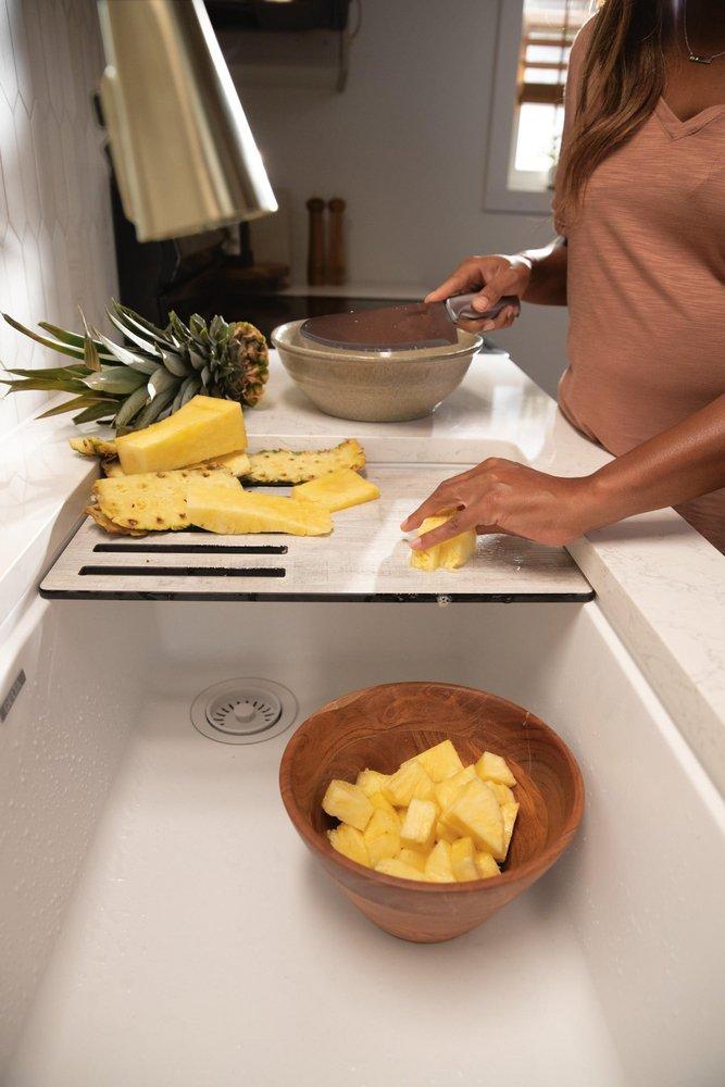 DELTA LENTA: SINGLE-HANDLE PULL-DOWN KITCHEN FAUCET WITH TOUCH2O TECHNOLOGY 