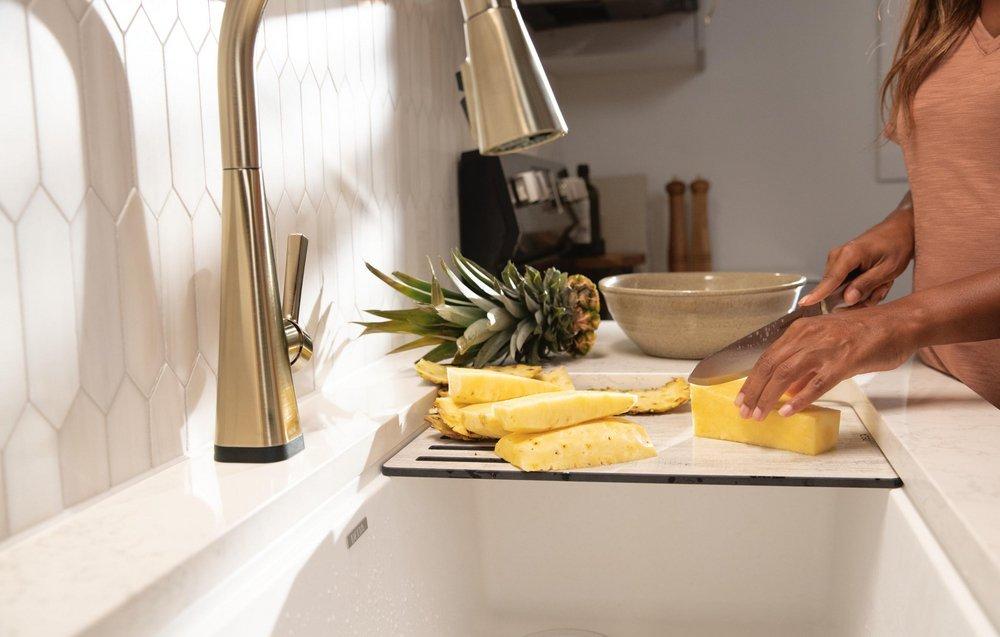 DELTA LENTA: SINGLE-HANDLE PULL-DOWN KITCHEN FAUCET WITH TOUCH2O TECHNOLOGY 