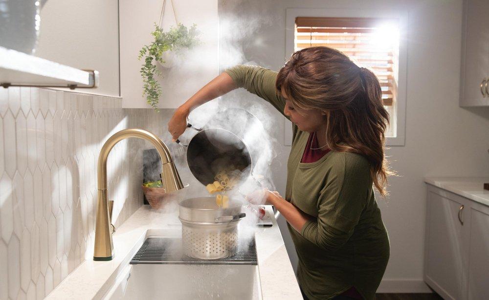 DELTA LENTA: SINGLE-HANDLE PULL-DOWN KITCHEN FAUCET WITH TOUCH2O TECHNOLOGY 