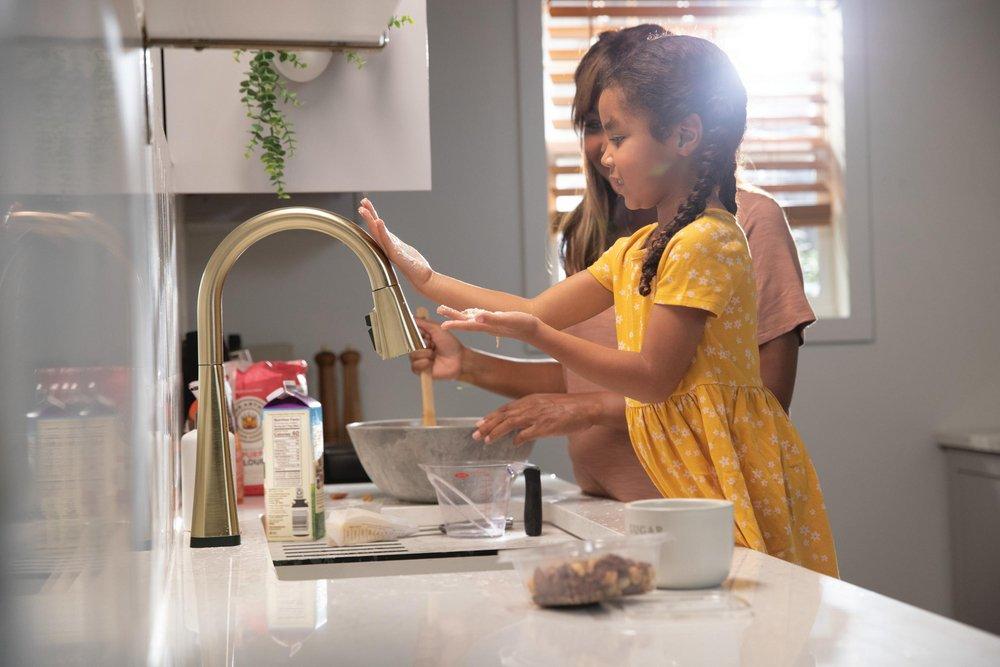 DELTA LENTA: SINGLE-HANDLE PULL-DOWN KITCHEN FAUCET WITH TOUCH2O TECHNOLOGY 