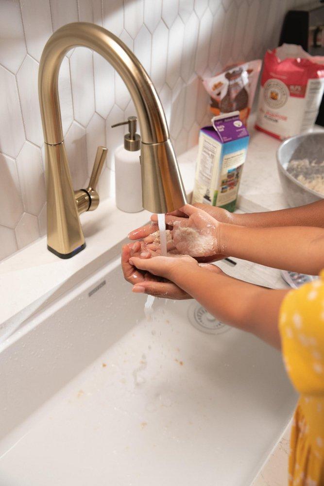 DELTA LENTA: SINGLE-HANDLE PULL-DOWN KITCHEN FAUCET WITH TOUCH2O TECHNOLOGY 