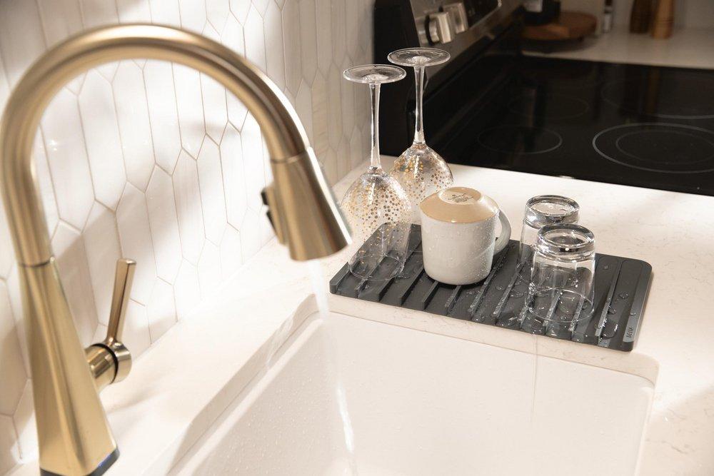 DELTA LENTA: SINGLE-HANDLE PULL-DOWN KITCHEN FAUCET WITH TOUCH2O TECHNOLOGY 