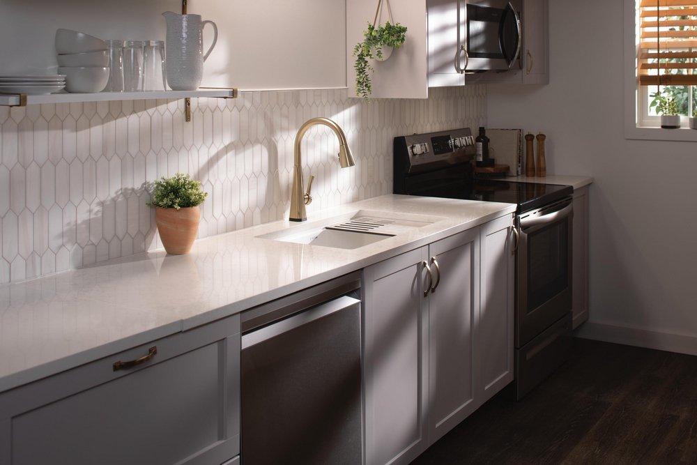 DELTA LENTA: SINGLE-HANDLE PULL-DOWN KITCHEN FAUCET WITH TOUCH2O TECHNOLOGY 