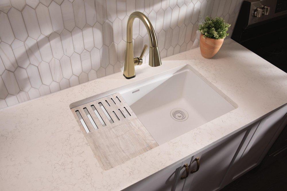 DELTA LENTA: SINGLE-HANDLE PULL-DOWN KITCHEN FAUCET WITH TOUCH2O TECHNOLOGY 