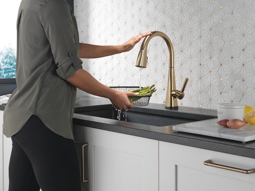 Single Handle Pull Down Touchless Kitchen Faucet in Matte Black 