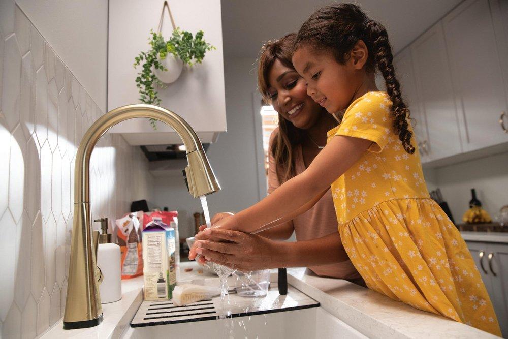 Single Handle Pull Down Touchless Kitchen Faucet in Matte Black 