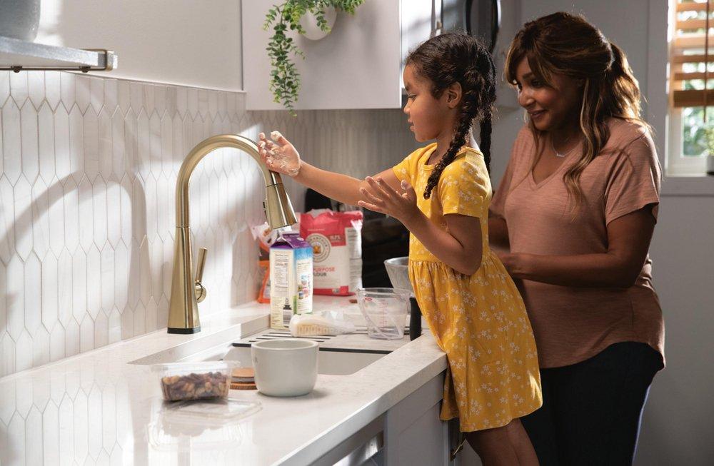 Single Handle Pull Down Touchless Kitchen Faucet in Matte Black 