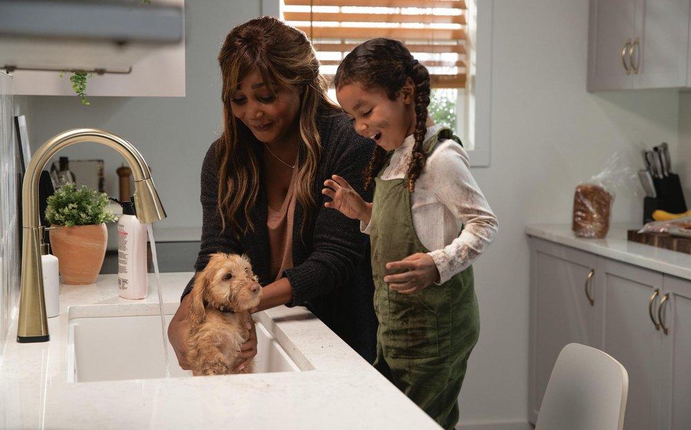 Single Handle Pull Down Touchless Kitchen Faucet in Matte Black 