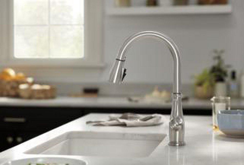 Single Handle Pull Down Kitchen Faucet in Stainless 