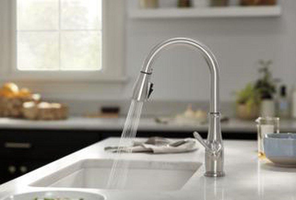 Single Handle Pull Down Kitchen Faucet in Stainless 
