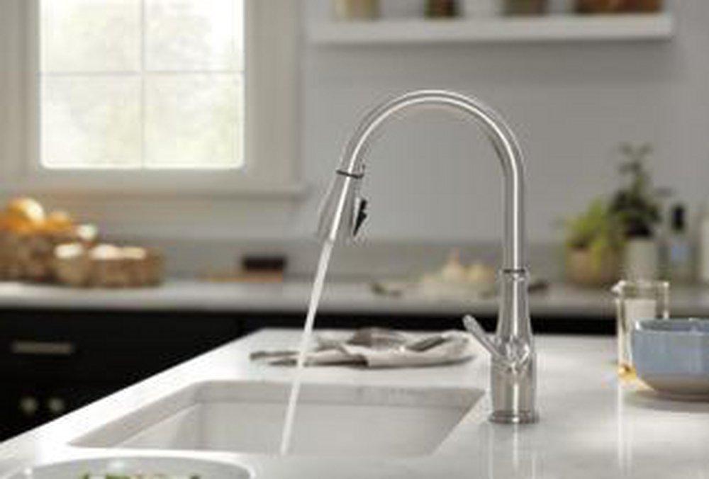 Single Handle Pull Down Kitchen Faucet in Stainless 