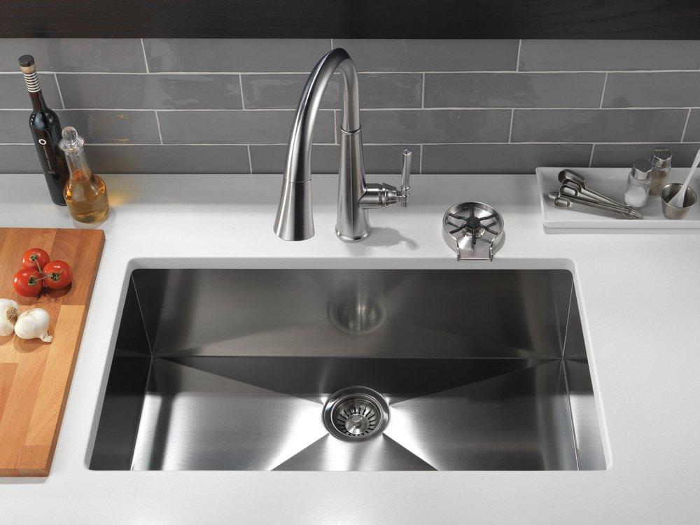 Delta Faucet Lumicoat&reg; Arctic Stainless Single Handle Pull Down Kitchen Faucet 