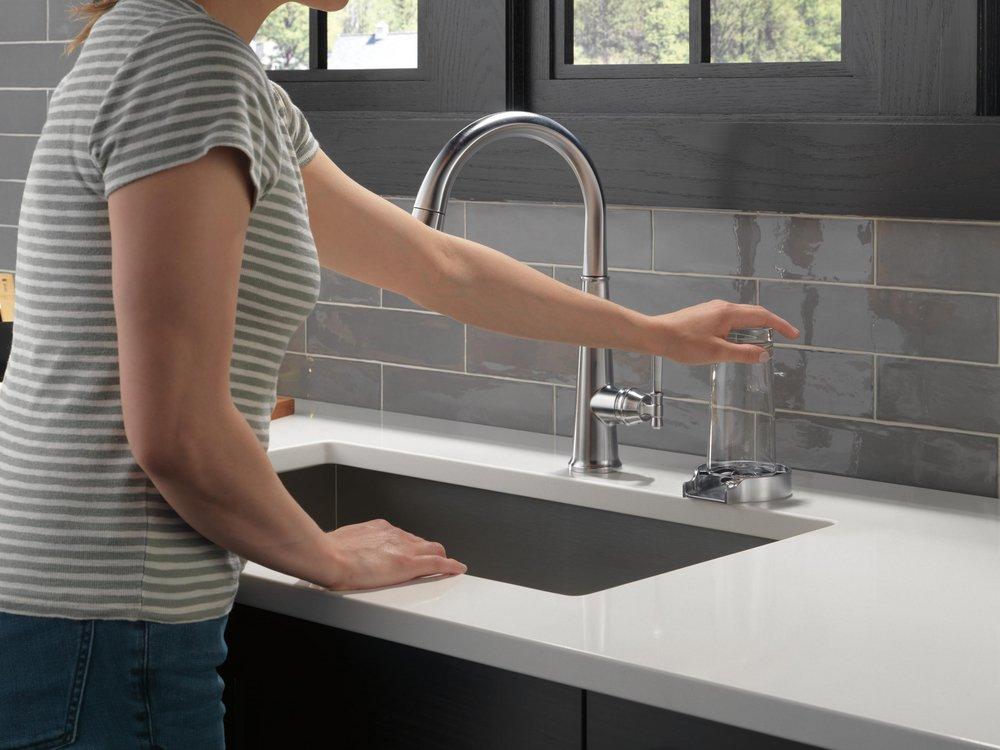 Delta Faucet Lumicoat&reg; Arctic Stainless Single Handle Pull Down Kitchen Faucet 