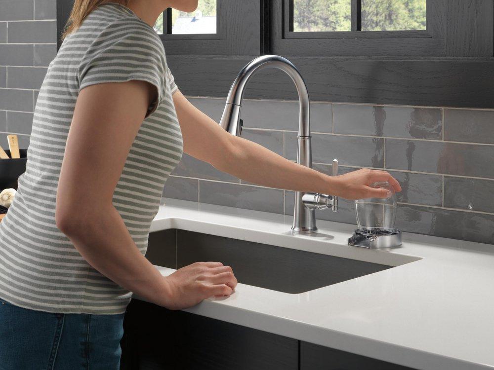 Delta Faucet Lumicoat&reg; Arctic Stainless Single Handle Pull Down Kitchen Faucet 