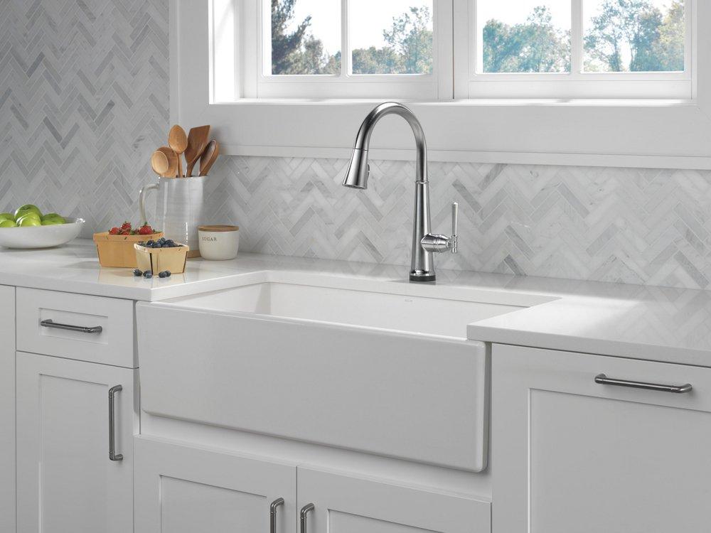 Delta Faucet Lumicoat&trade; Arctic Stainless Single Handle Pull Down Touch Activated Kitchen Faucet 