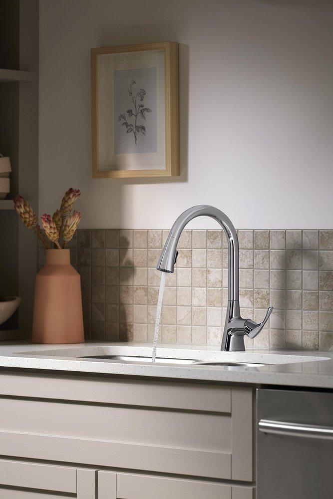 Single Handle Pull Down Kitchen Faucet in Vibrant&reg; Stainless 