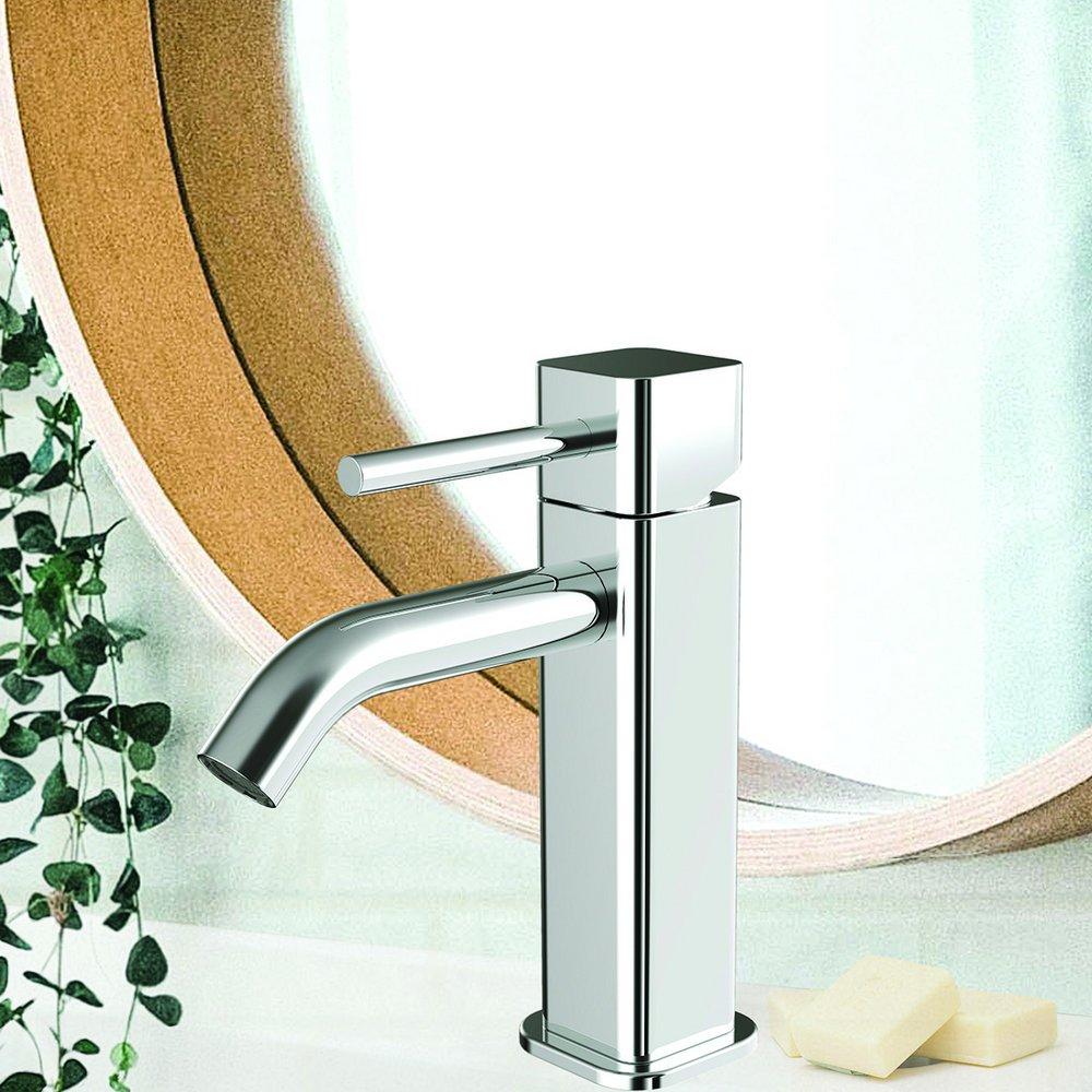 Speakman Polished Chrome Single Handle Monoblock Bathroom Sink Faucet 