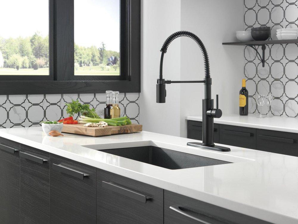 Delta Faucet Matte Black Single Handle Pull Down Kitchen Faucet 