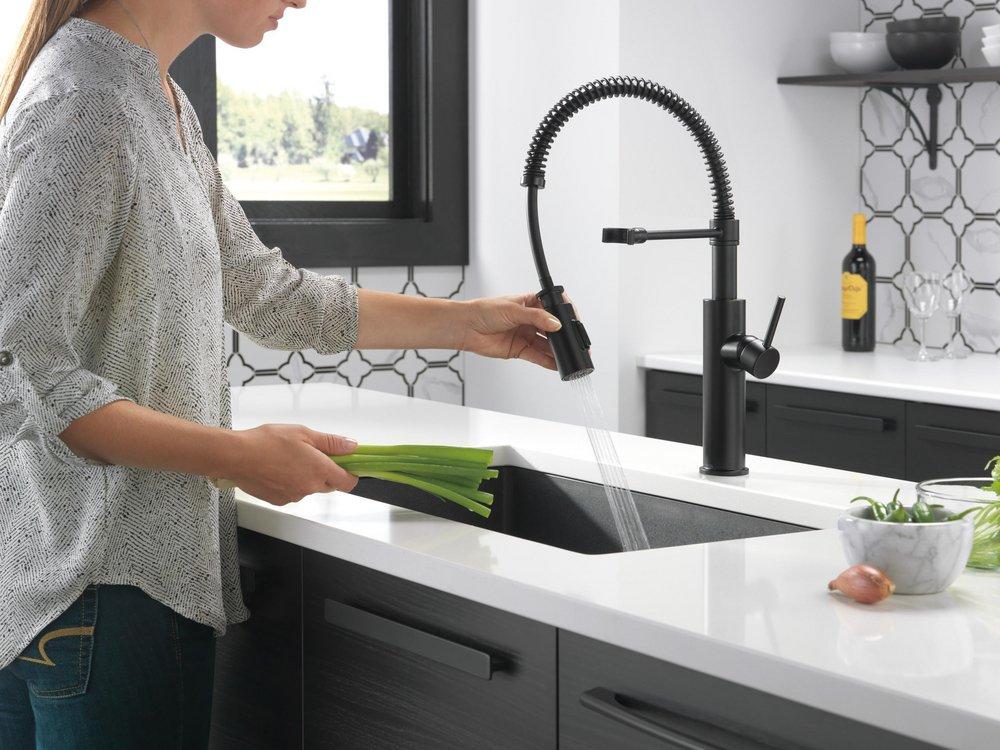 Delta Faucet Matte Black Single Handle Pull Down Kitchen Faucet 