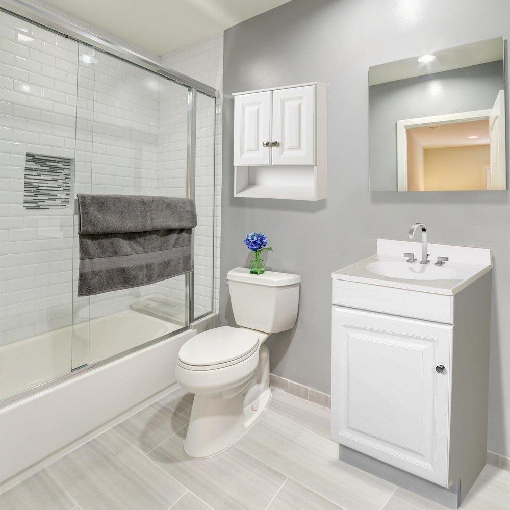 22 B/ROOM 2DR WALL CAB WHIT 