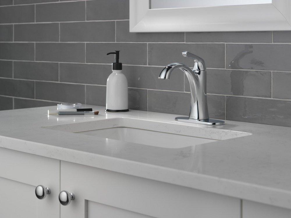 Single Handle Centerset Bathroom Sink Faucet in Chrome 