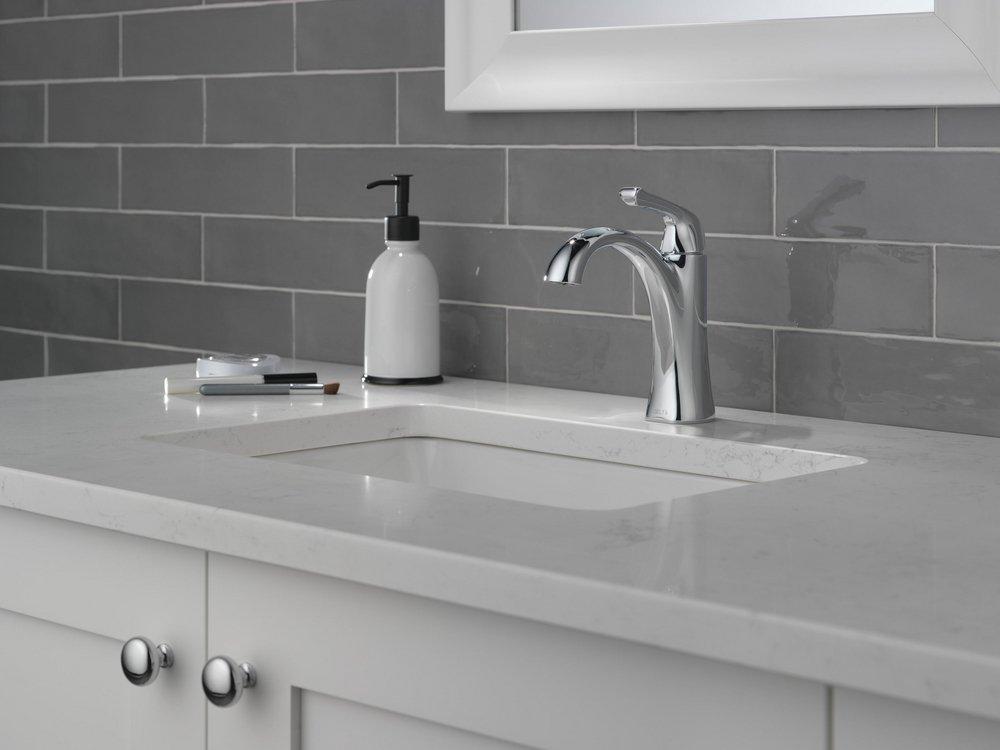 Single Handle Centerset Bathroom Sink Faucet in Chrome 